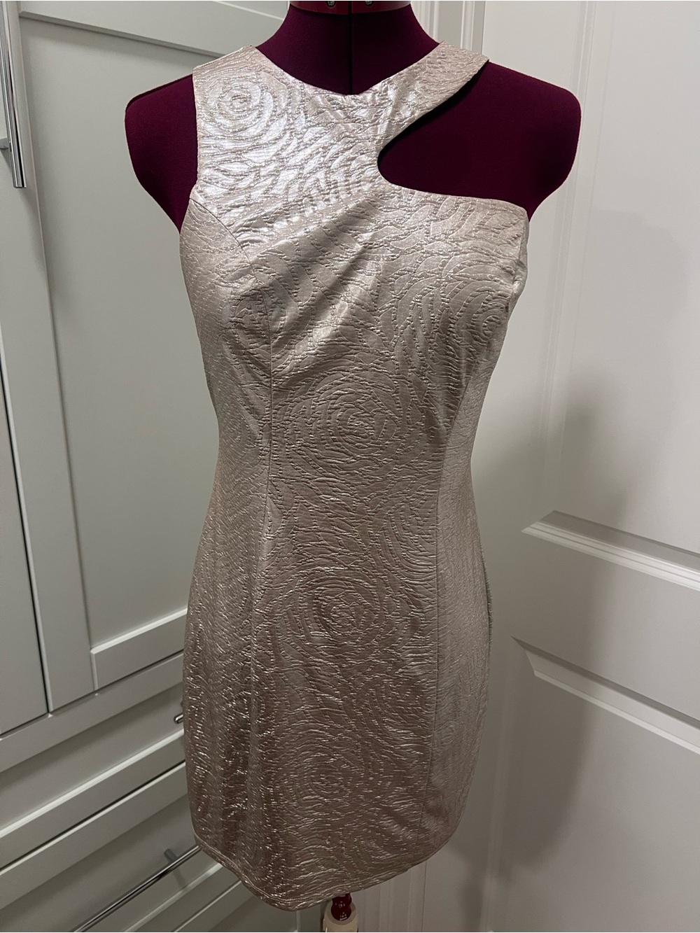 GUESS Metallic Bodycon Jacquard Cutout Sheath Dress Rose Gold Blush Party M - Picture 2 of 16